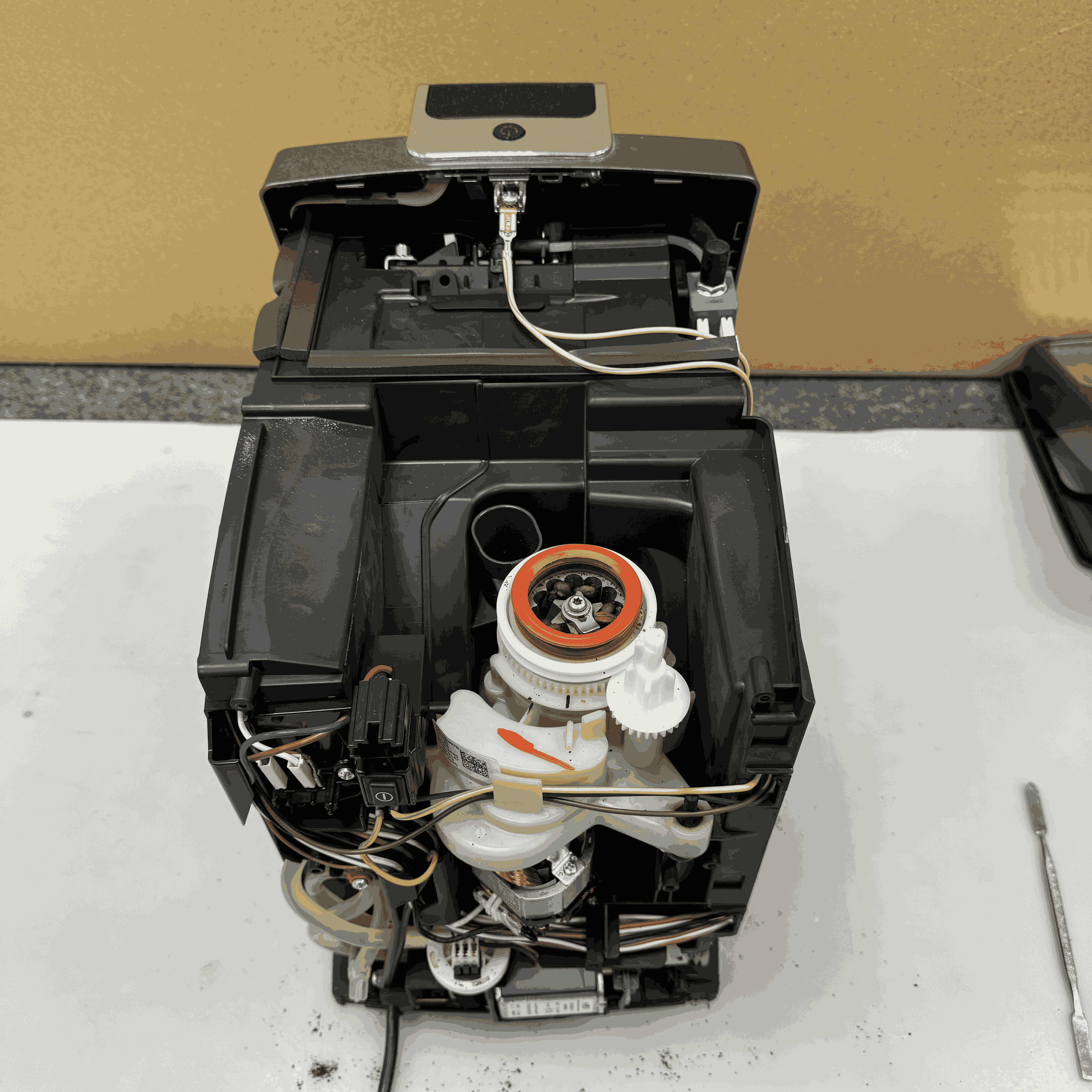 Ремонт кофемашины De'Longhi ECAM 370.95T: замена ограничителя заварочного узла - 5